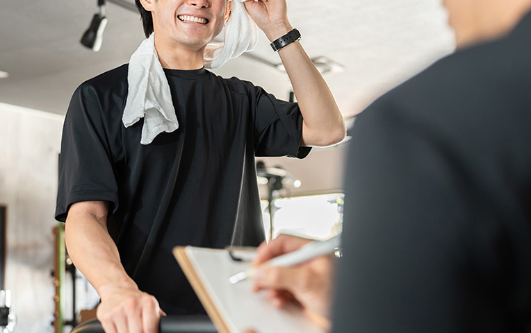 会話や呼吸を妨げない