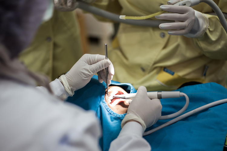 インプラントの手術を行う歯科医