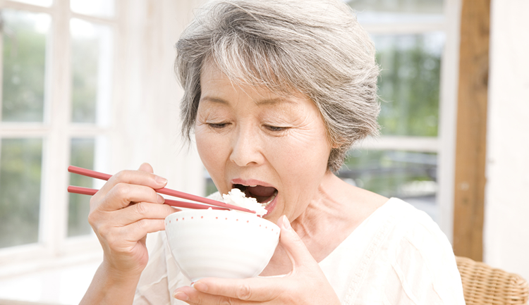 食事をするシニア女性