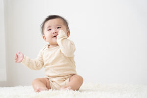 子どもの指しゃぶりはいつまで大丈夫？歯並びへの影響とは