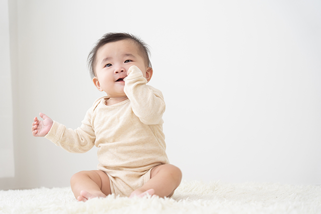 子どもの指しゃぶりはいつまで大丈夫？歯並びへの影響とは